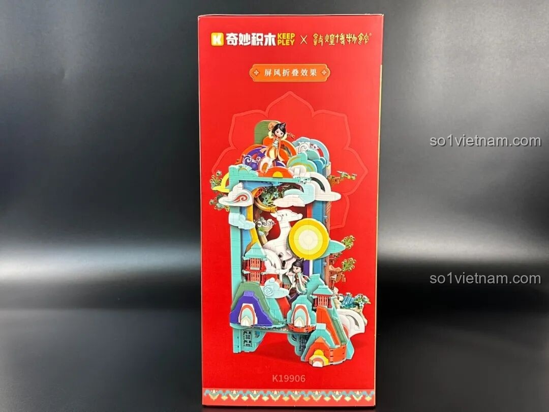 Cạnh bên của hộp bộ lắp ghép Keeppley K19906 Màn hình tranh Đôn Hoàng, cho thấy khả năng gấp gọn độc đáo của mô hình.