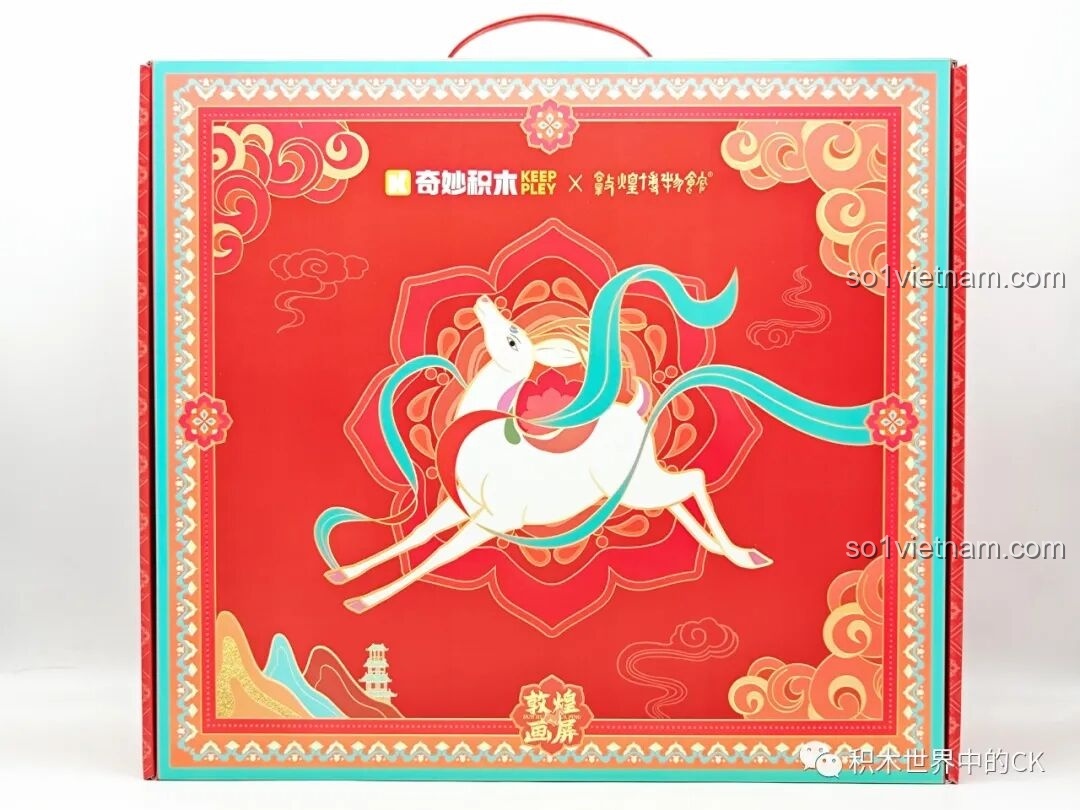 Mặt trên hộp Keeppley K19906 Màn Hình Tranh Đôn Hoàng với hình ảnh Cửu Sắc Lộc bay lượn, đầy màu sắc.