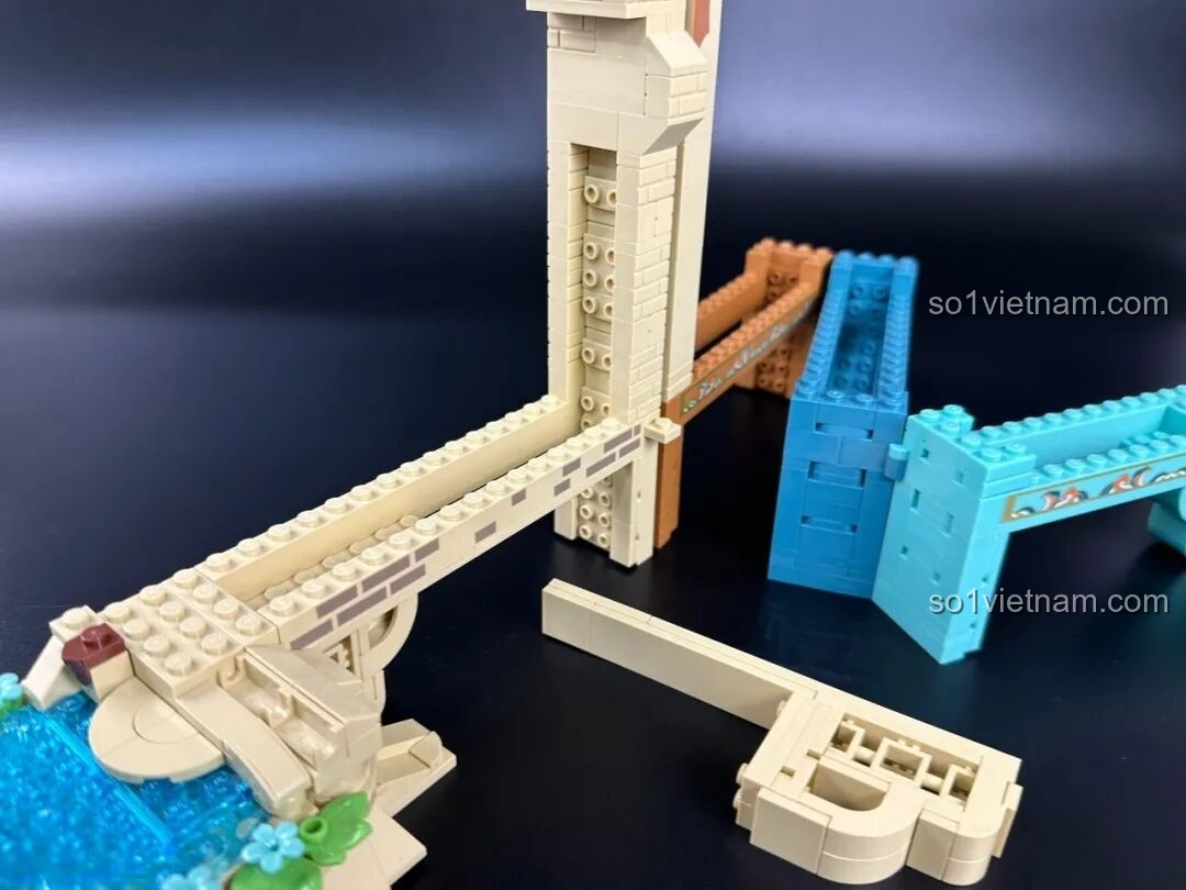 Cận cảnh lạc đà và minifigure thương nhân của bộ lắp ghép Keeppley K19906 Màn hình tranh Đôn Hoàng.