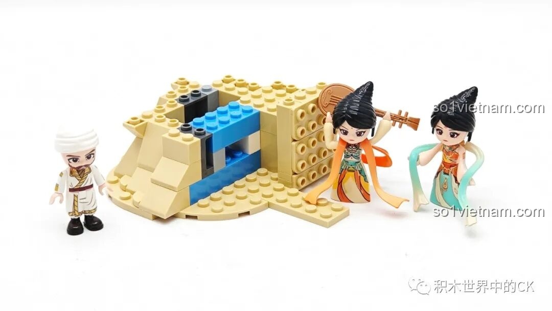 Các minifigures của Keeppley K19906 Màn Hình Tranh Đôn Hoàng đang được lắp ráp trên nền gạch, chuẩn bị cho mô hình.