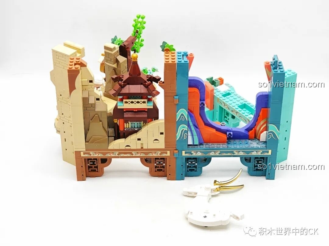 Giai đoạn đầu lắp ráp Keeppley K19906 Màn Hình Tranh Đôn Hoàng, hình thành phần nền và hồ nước nhỏ.