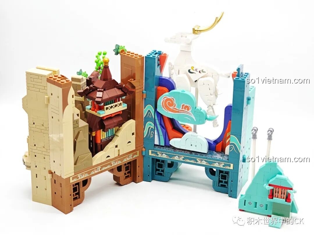 Tiếp tục lắp ráp Keeppley K19906 Màn Hình Tranh Đôn Hoàng, hình thành cấu trúc cầu nối giữa các phần.