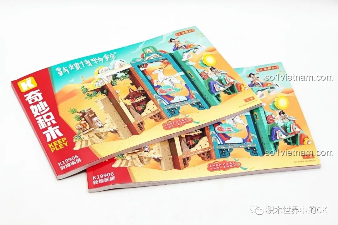 Hai cuốn sách hướng dẫn lắp ráp Keeppley K19906 Màn Hình Tranh Đôn Hoàng dày dặn, minh họa chi tiết.