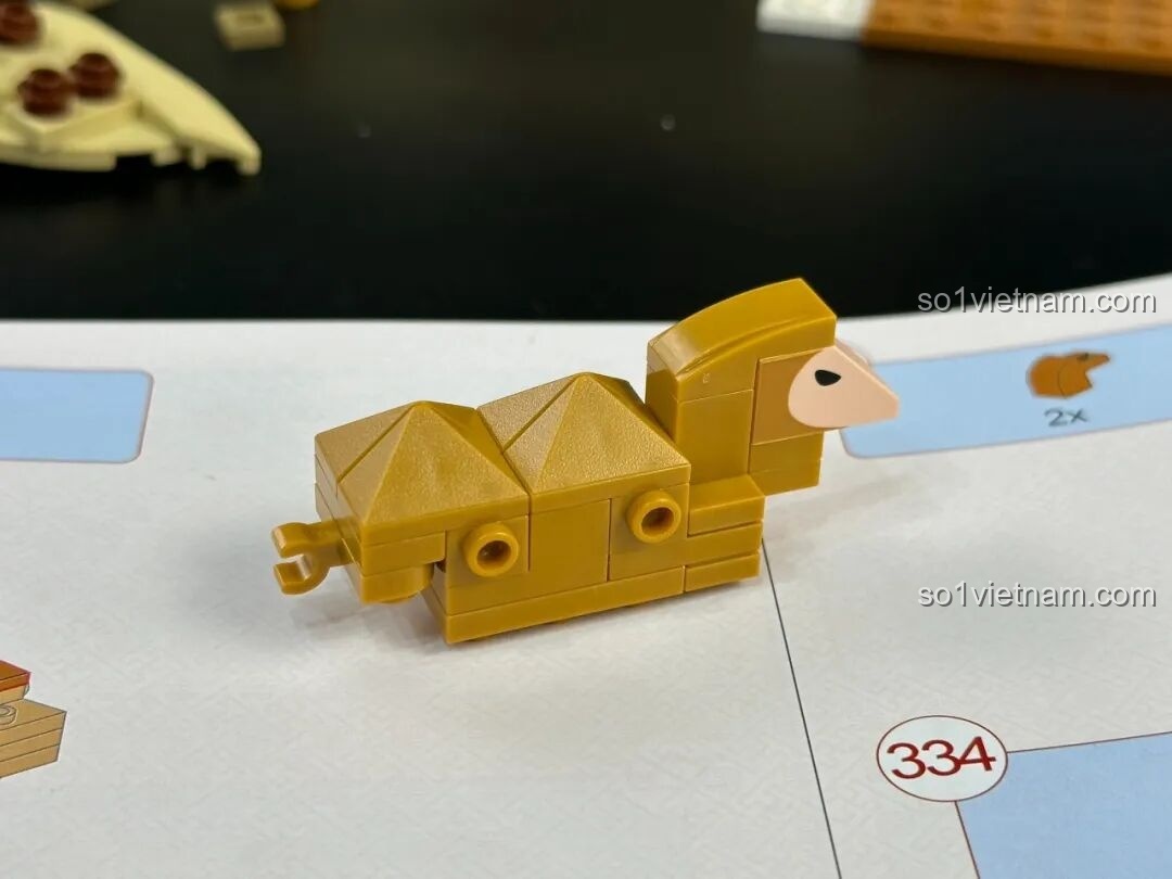 Cận cảnh chi tiết sừng vàng của Cửu Sắc Lộc trong bộ lắp ghép Keeppley K19906.