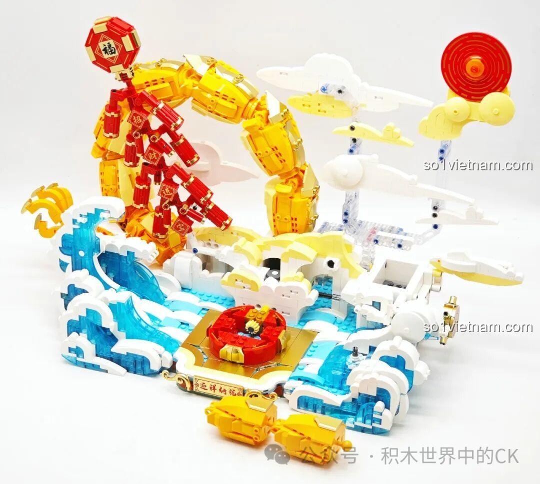 Chi tiết cá chép và đồng tiền vàng, biểu tượng cho sự may mắn, tài lộc.