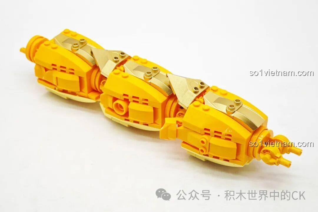 Cận cảnh chùm pháo Tết màu đỏ với các chữ 'Phúc', 'Tài', 'Lộc'.