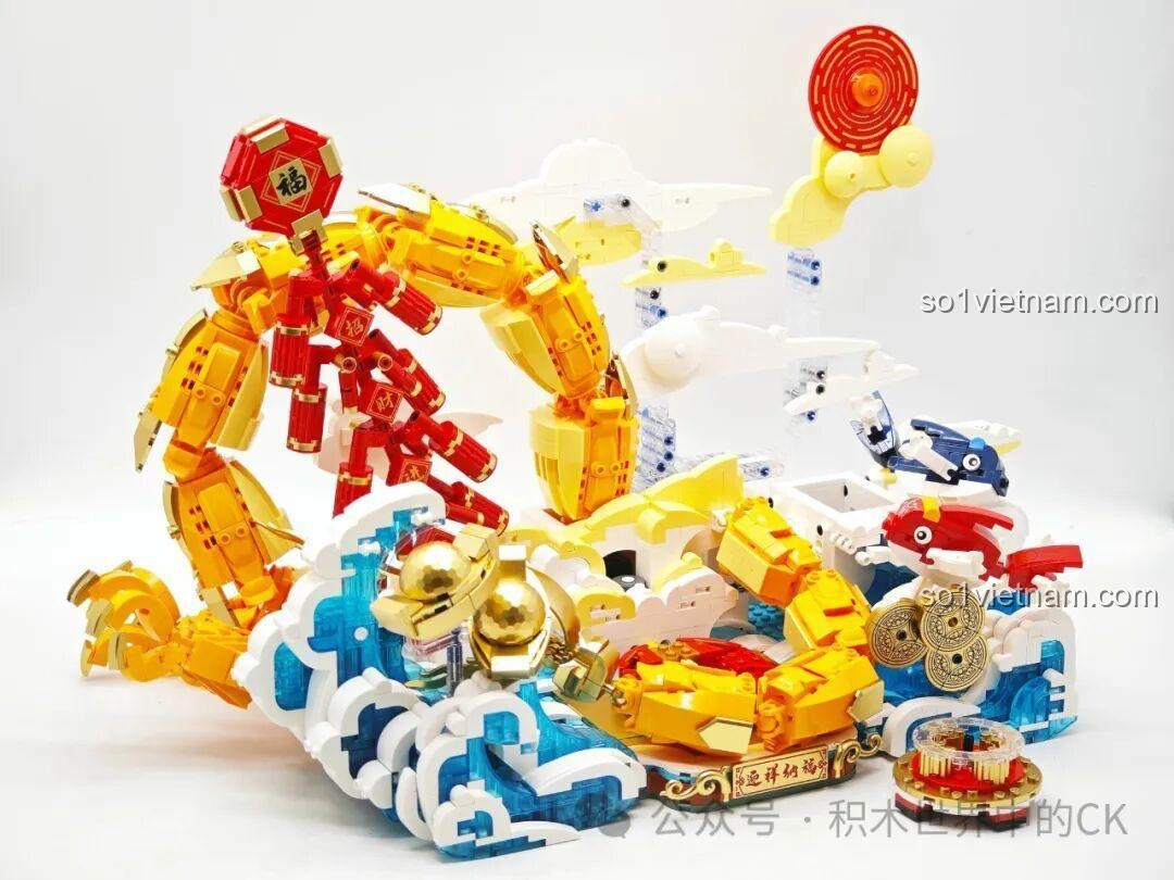 Hai minifigure được đặt trang trọng bên trong quả cầu pha lê.