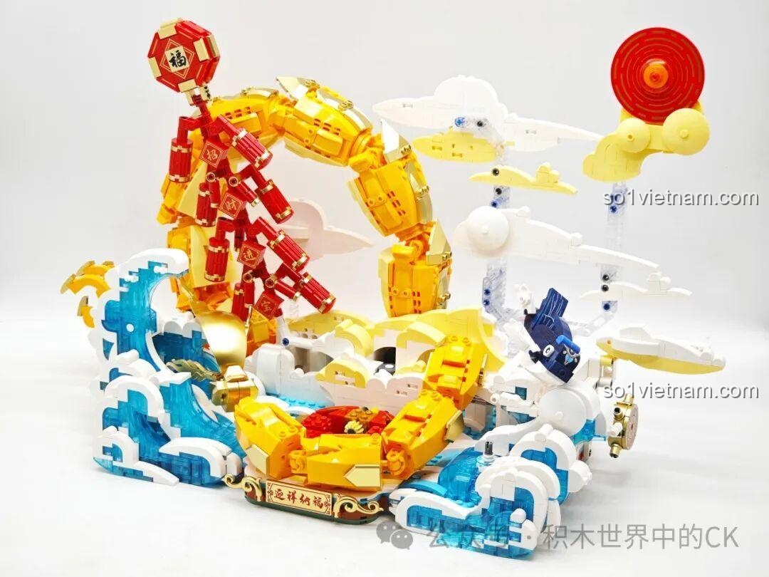 Chi tiết sóng nước và thỏi vàng lấp lánh trên mô hình Rồng Vàng.