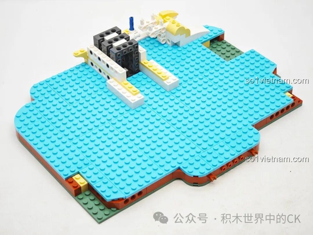 Lắp ráp phần sóng nước màu xanh trong suốt của mô hình Rồng Vàng Tết.