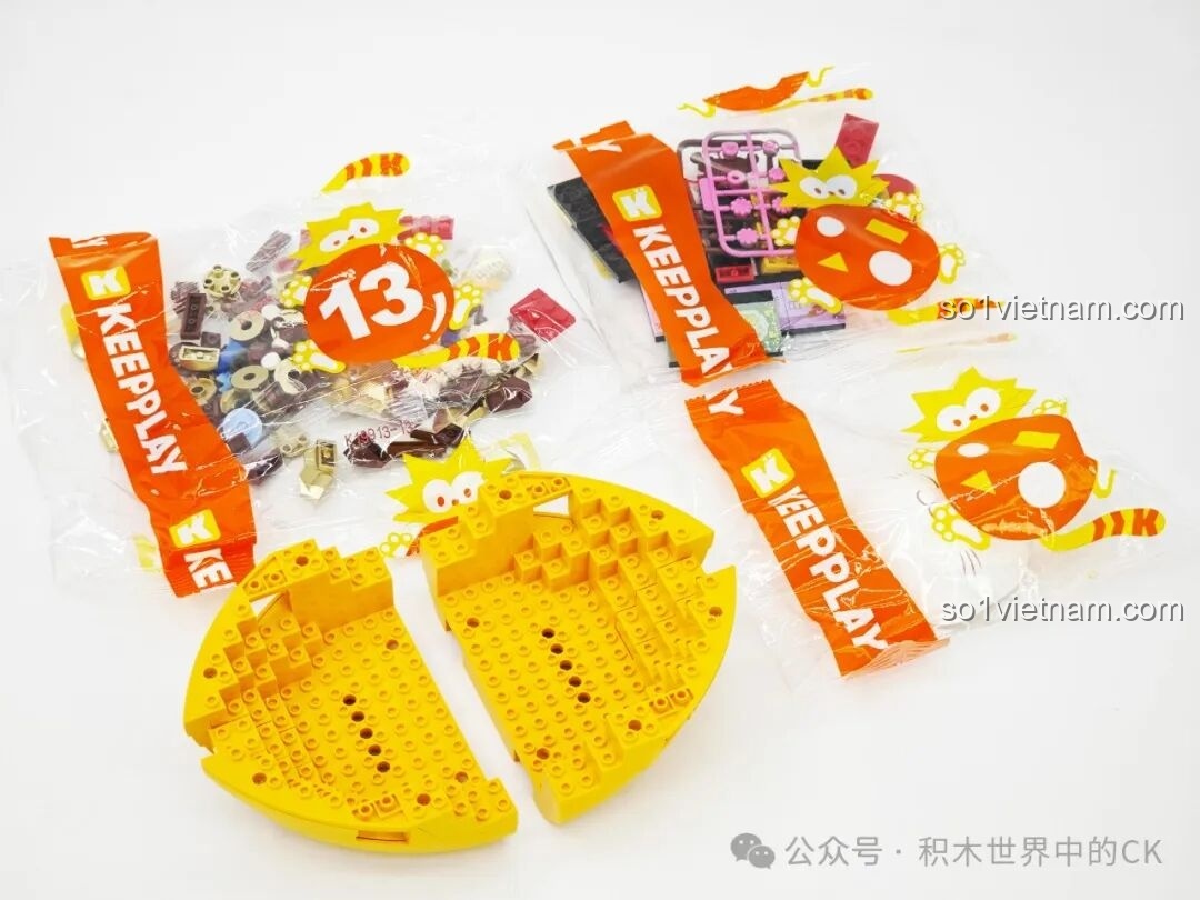 Các túi gạch Keeppley K19913 Mèo Chiêu Tài được chia theo từng bước lắp ráp.