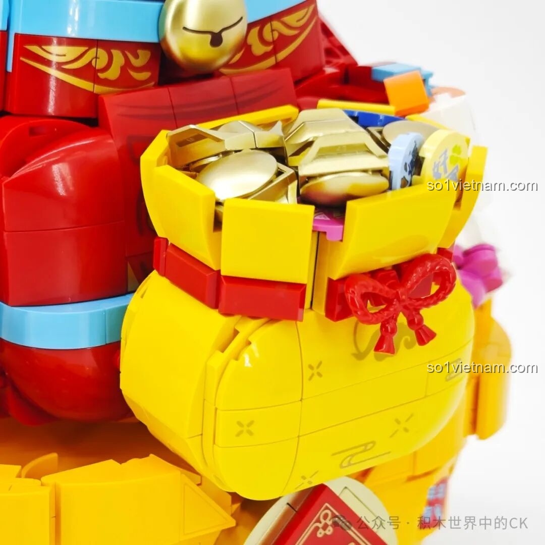 Cận cảnh bàn tay Mèo Chiêu Tài Keeppley K19913 cầm cuộn giấy chúc phúc.