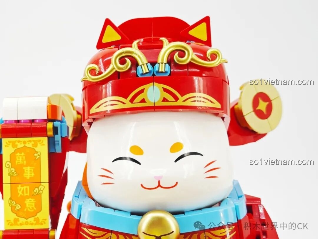 Cận cảnh Mèo Chiêu Tài Keeppley K19913 ngồi trên thỏi vàng.