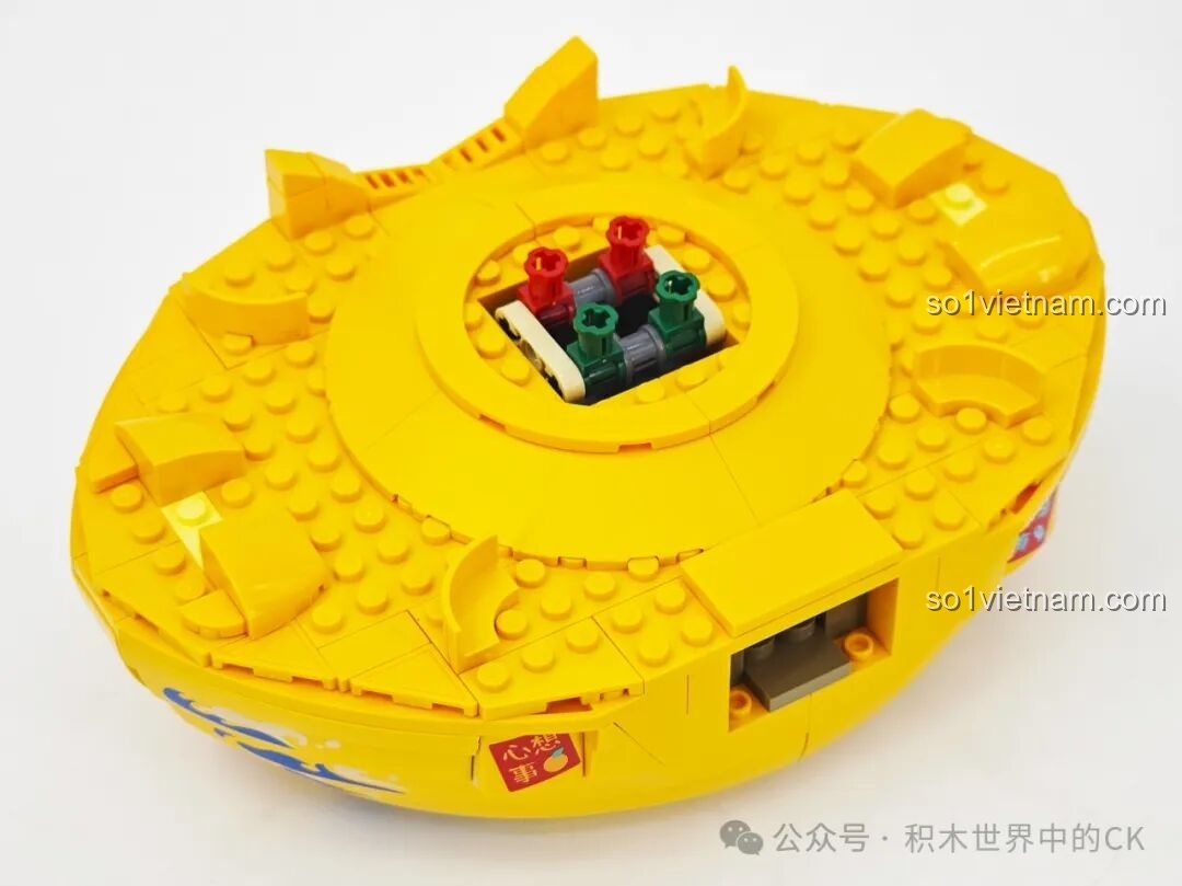 Phần đế thỏi vàng của Mèo Chiêu Tài Keeppley K19913 đang được lắp ráp.