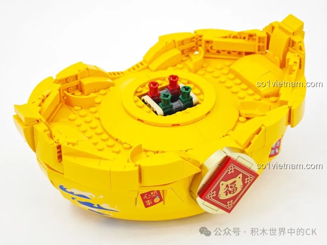Cận cảnh cấu trúc bên trong phần đế thỏi vàng của Mèo Chiêu Tài Keeppley K19913.
