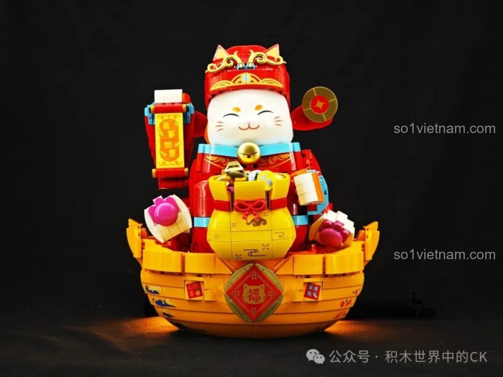 Mèo Chiêu Tài Keeppley K19913 hoàn thiện, dáng ngồi trên thỏi vàng, tay cầm cuộn giấy chúc phúc, tay kia vẫy chào.