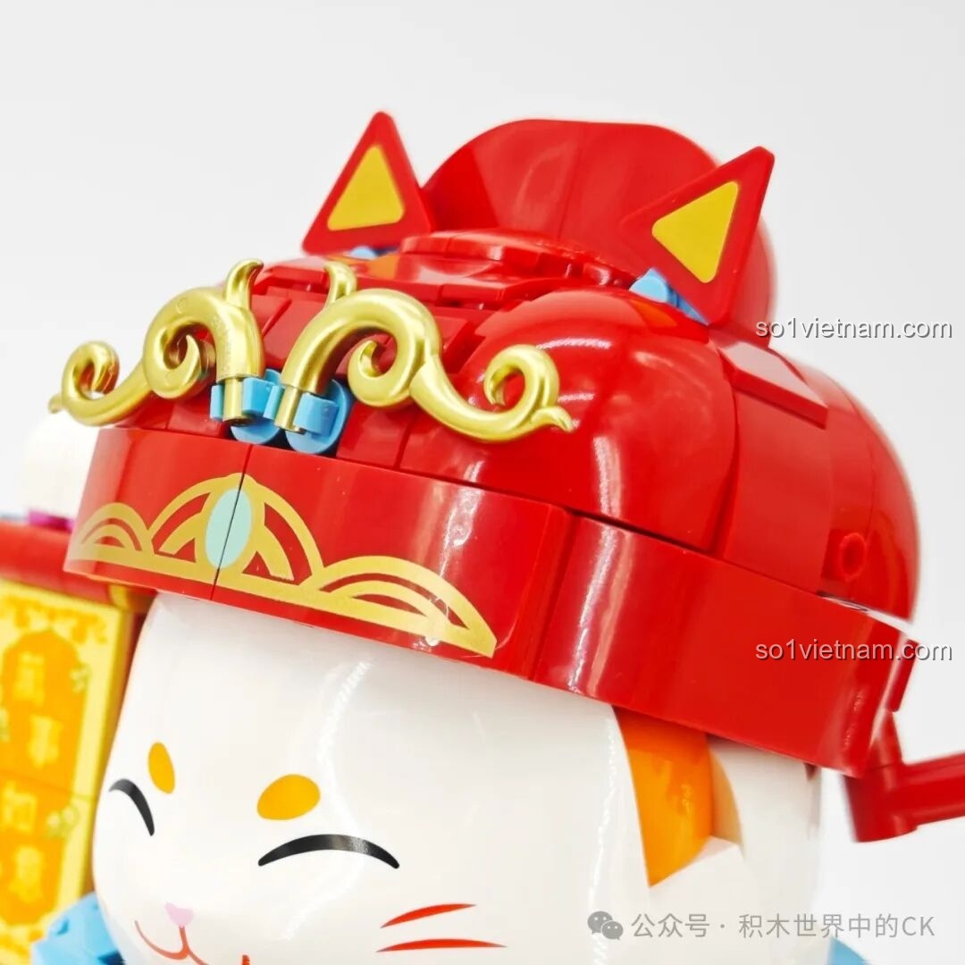 Mèo Chiêu Tài Keeppley K19913 trưng bày cùng các phụ kiện.