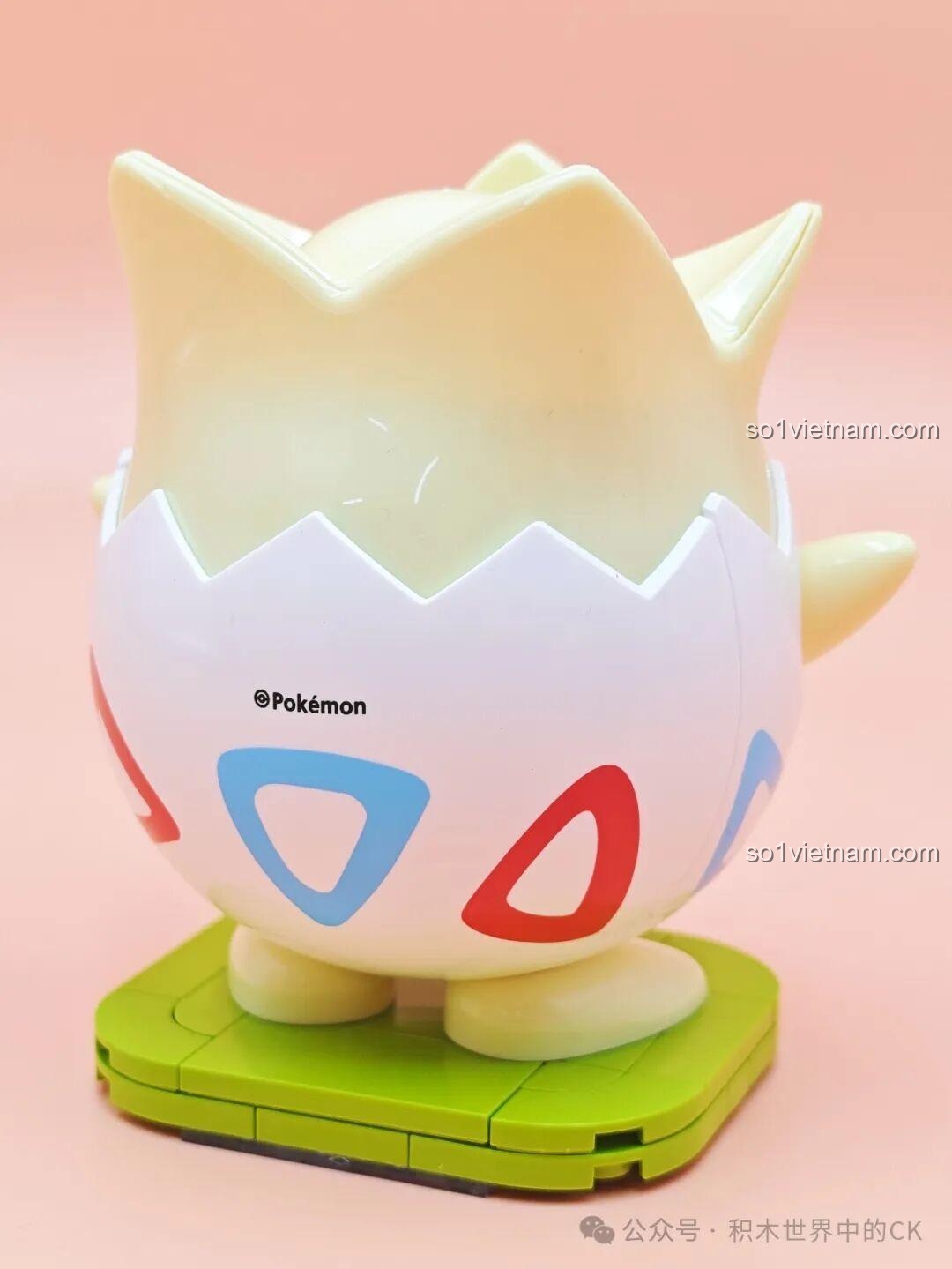 Mô hình Piplup Pokemon K20232 trên nền xanh lá và hồng