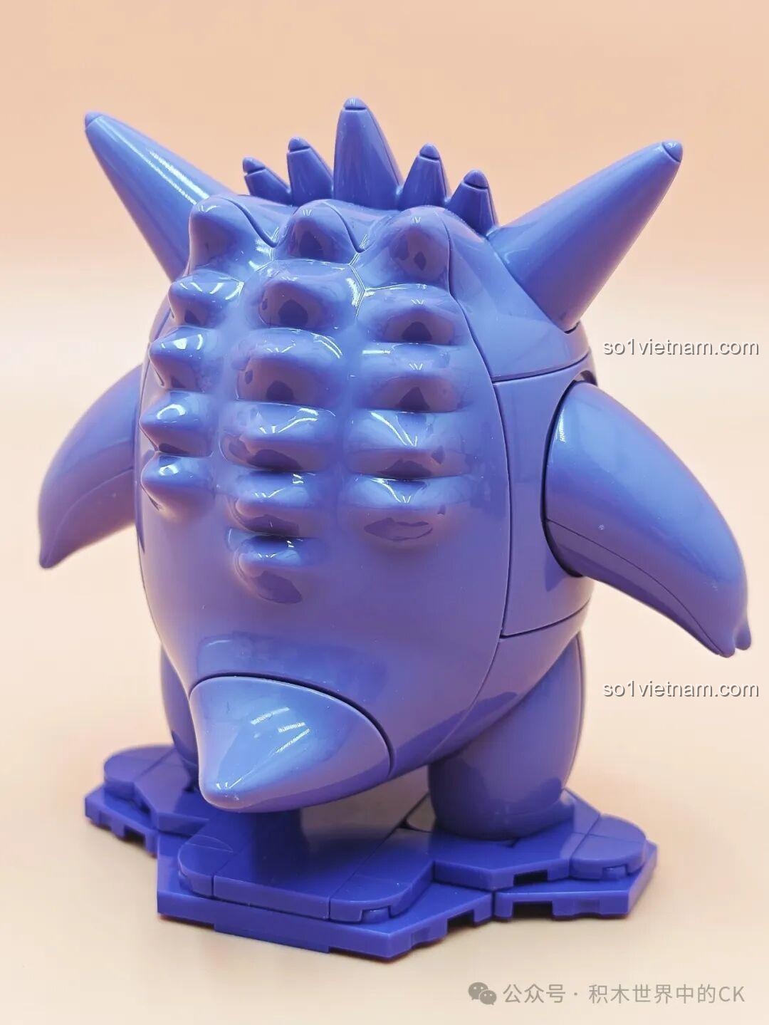 Mô hình Piplup Pokemon K20232 trên nền xanh lá và vàng