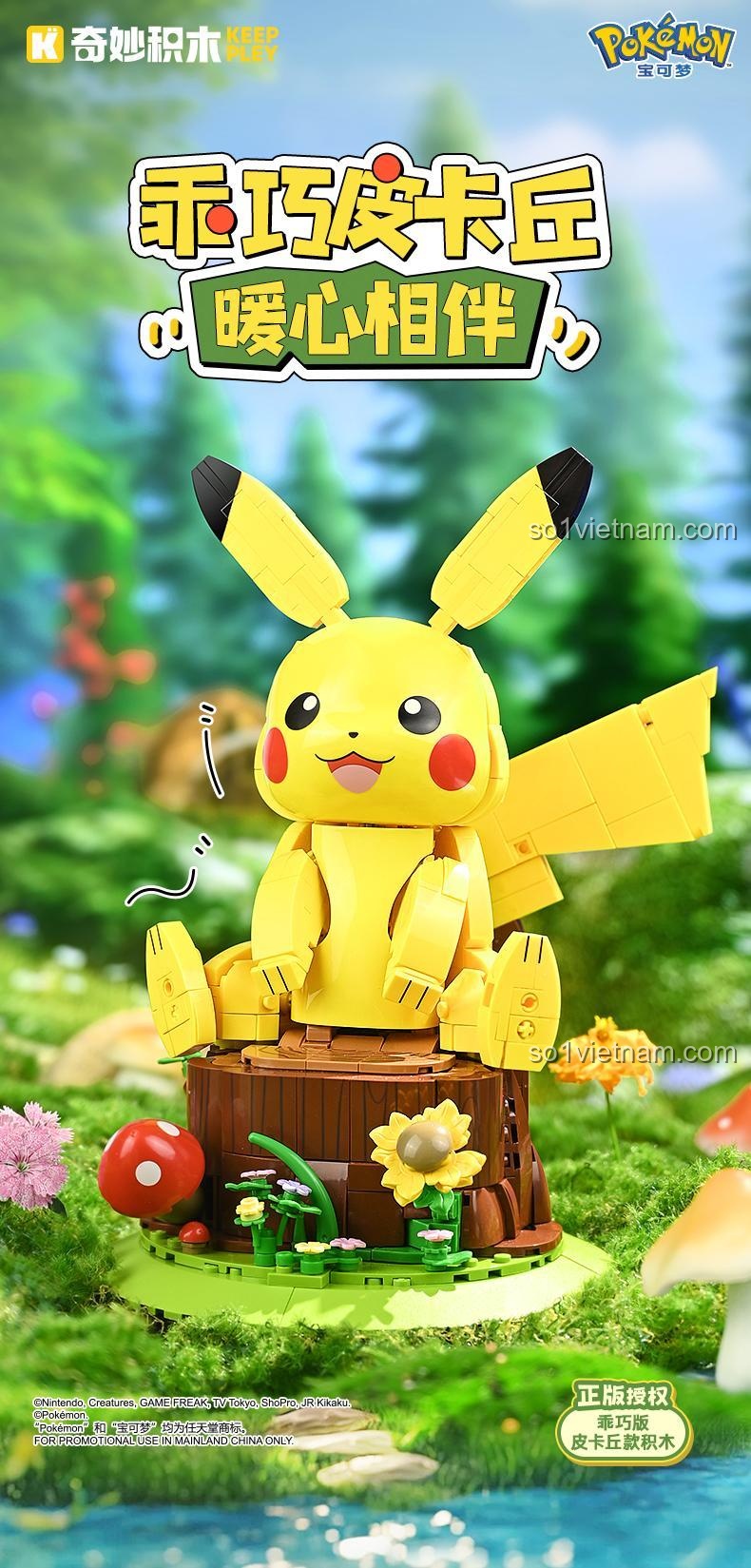 Tổng thể mô hình Pikachu Keeppley K20236 ngồi trên gốc cây, đồ chơi lắp ghép cho bé 6 tuổi