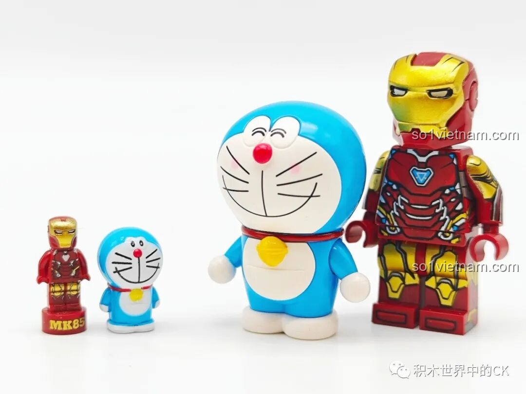 So sánh kích thước Doraemon Keeppley K20417 với Iron Man
