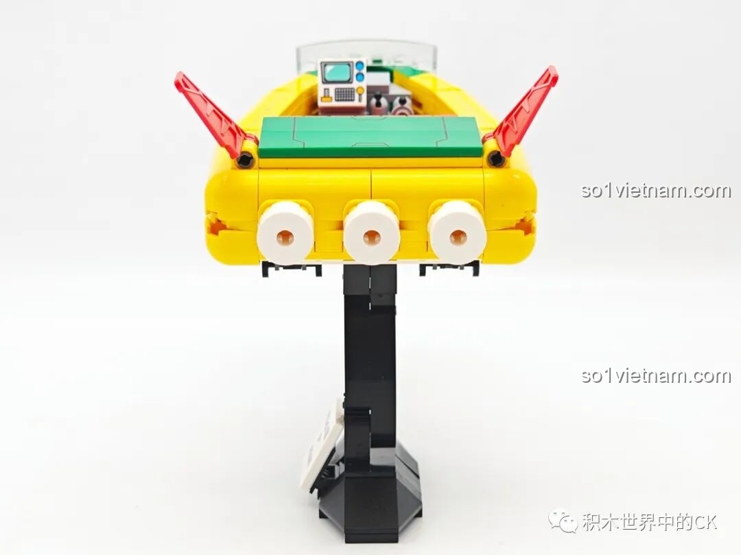 Mô hình Keeppley K20618 với minifigure Shin-chan ngồi trong xe