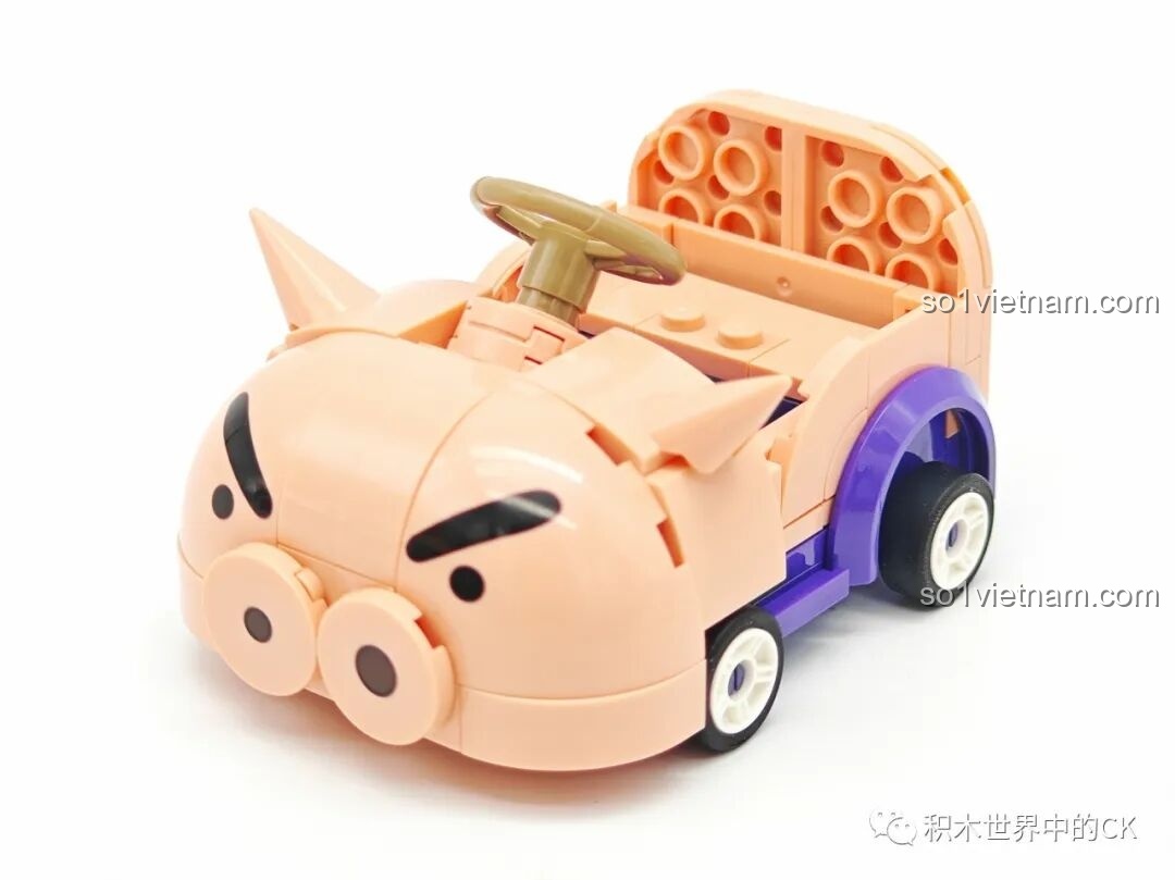 Shin-chan ngồi trên Keeppley K20618 Shin-chan Racing Car