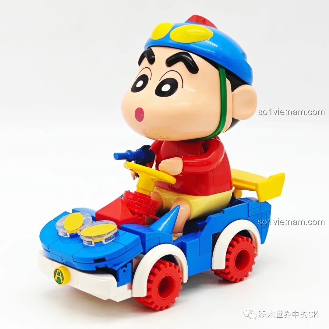 Shin-chan và Động cảm siêu nhân đứng cạnh mô hình Keeppley K20618