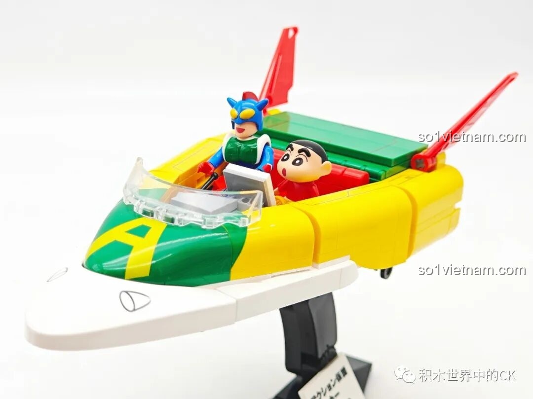 Cận cảnh cạnh bên mô hình Keeppley K20619 Shin-chan lái xe heo