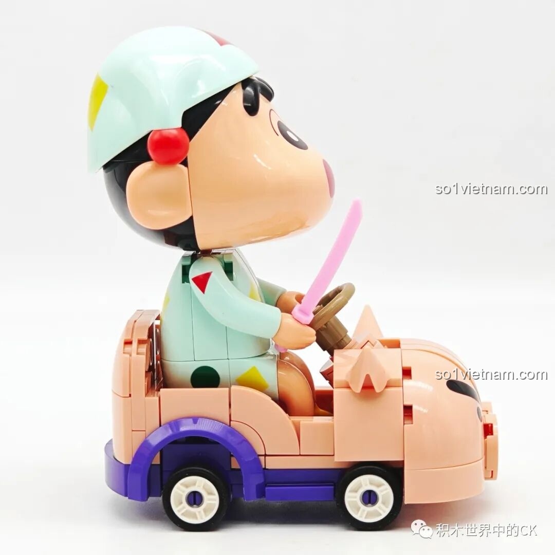 Cận cảnh phía sau mô hình Keeppley K20619 Shin-chan lái xe heo cùng minifigure