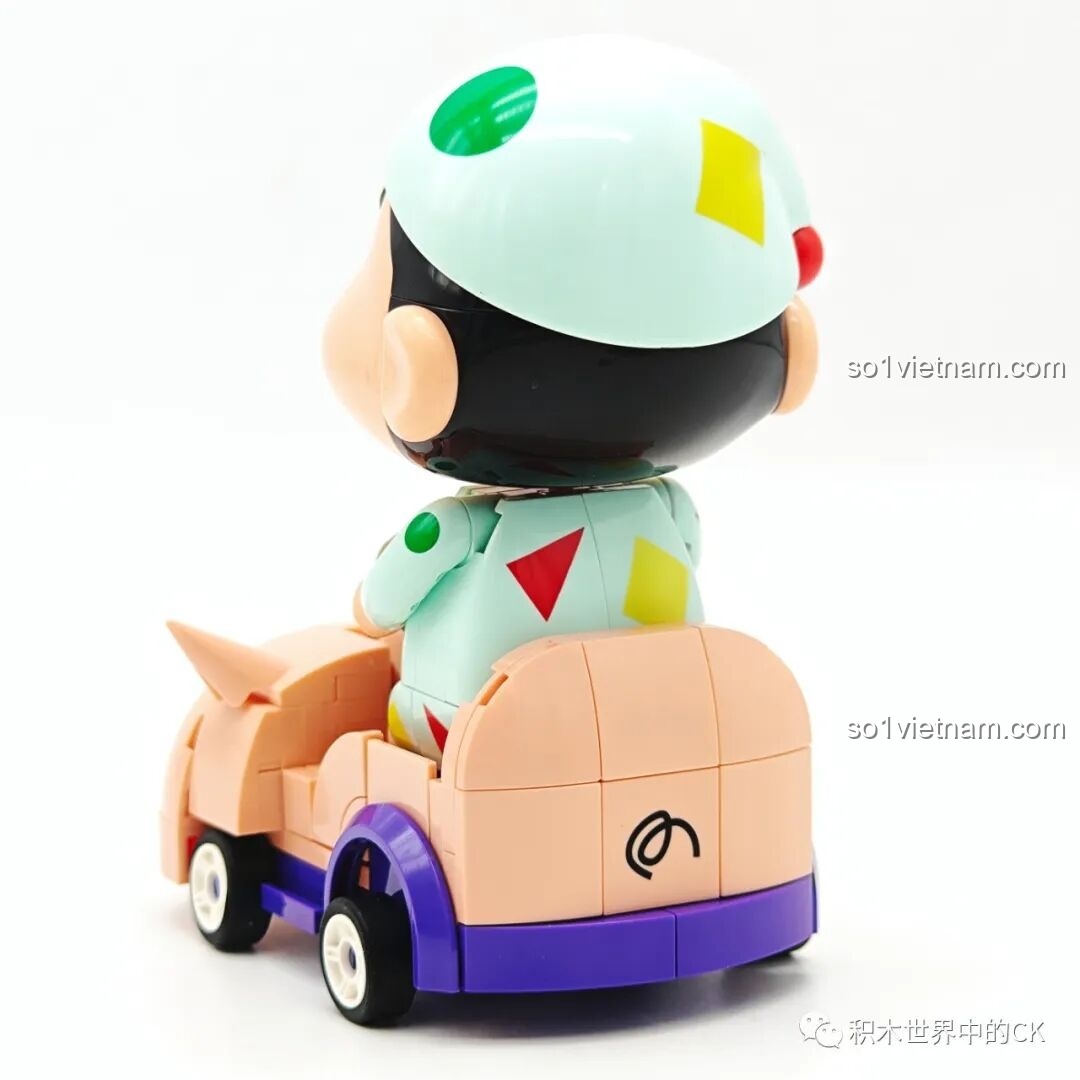 Cận cảnh phía trước mô hình Keeppley K20619 Shin-chan lái xe heo cùng minifigure