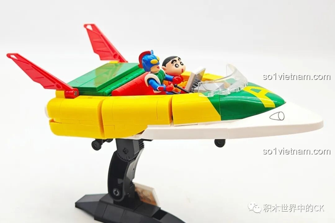 Cận cảnh phía trước mô hình Keeppley K20619 Shin-chan lái xe heo