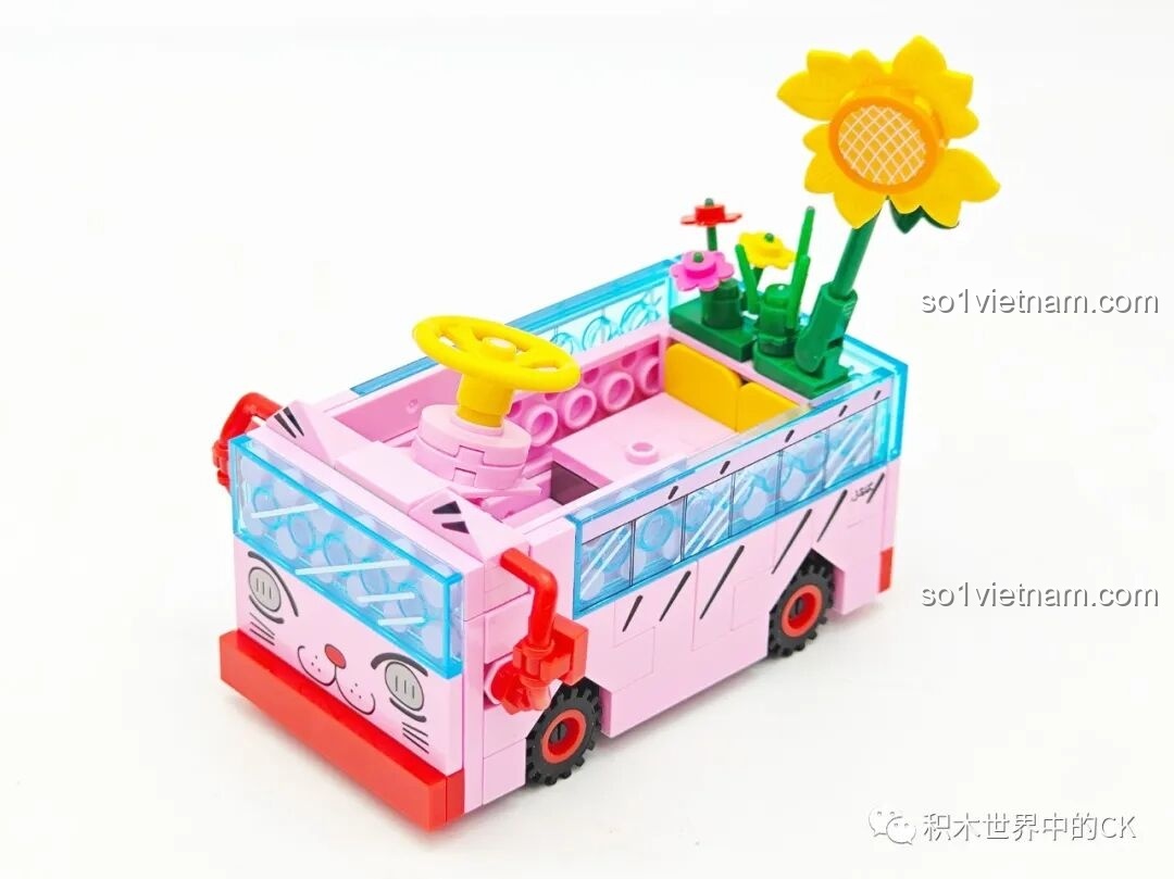 Cận cảnh Đội trưởng Action Man cạnh Keeppley K20619 Xe Lái của Shin-chan