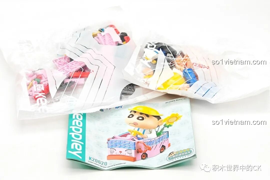 Cận cảnh Shin-chan ngồi trong Keeppley K20619 Xe Lái của Shin-chan