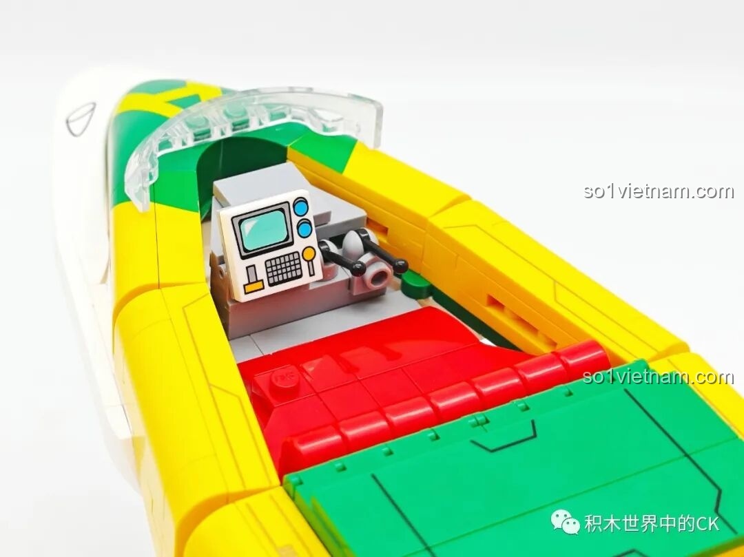 Shin-chan ngồi trong Keeppley K20619 Xe Lái của Shin-chan