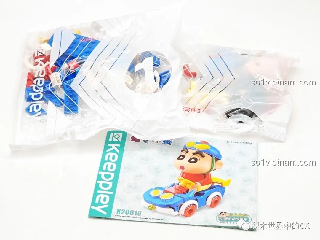 Cận cảnh phía trước mô hình Keeppley K20620 Shin-chan lái xe bus hoa hướng dương