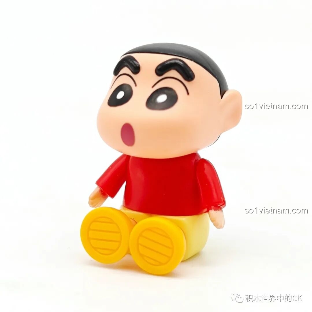 Chi tiết mặt mèo và cửa kính trong suốt của xe buýt mini.