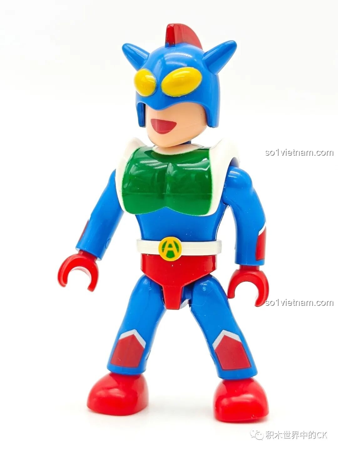 Shin-chan đang điều khiển chiếc xe buýt mini.