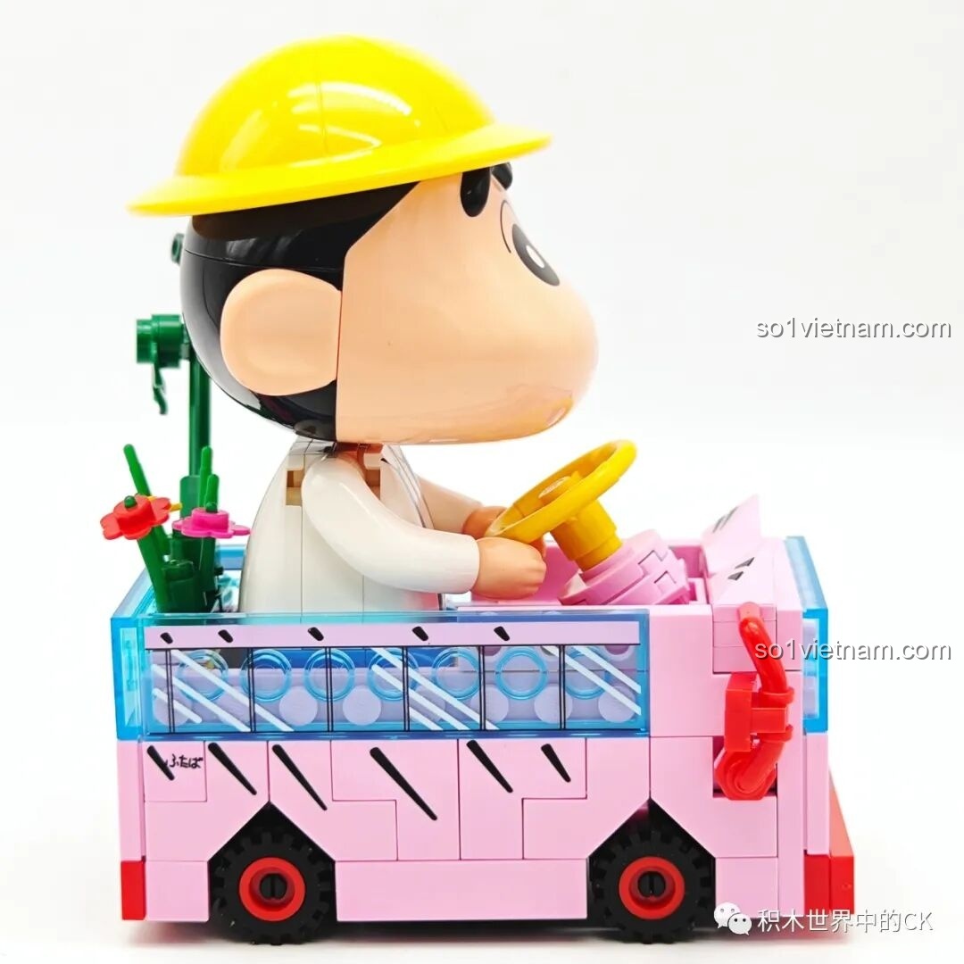 Cận cảnh Shin-chan ngồi trên Keeppley K20620 Shin-chan Bus