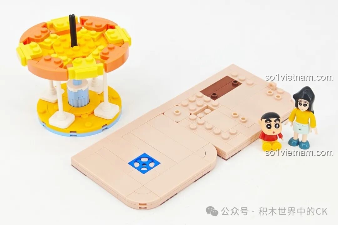 Bước lắp ráp đầu tiên của bộ Keeppley K20622 Khu vui chơi Crayon Shin-chan