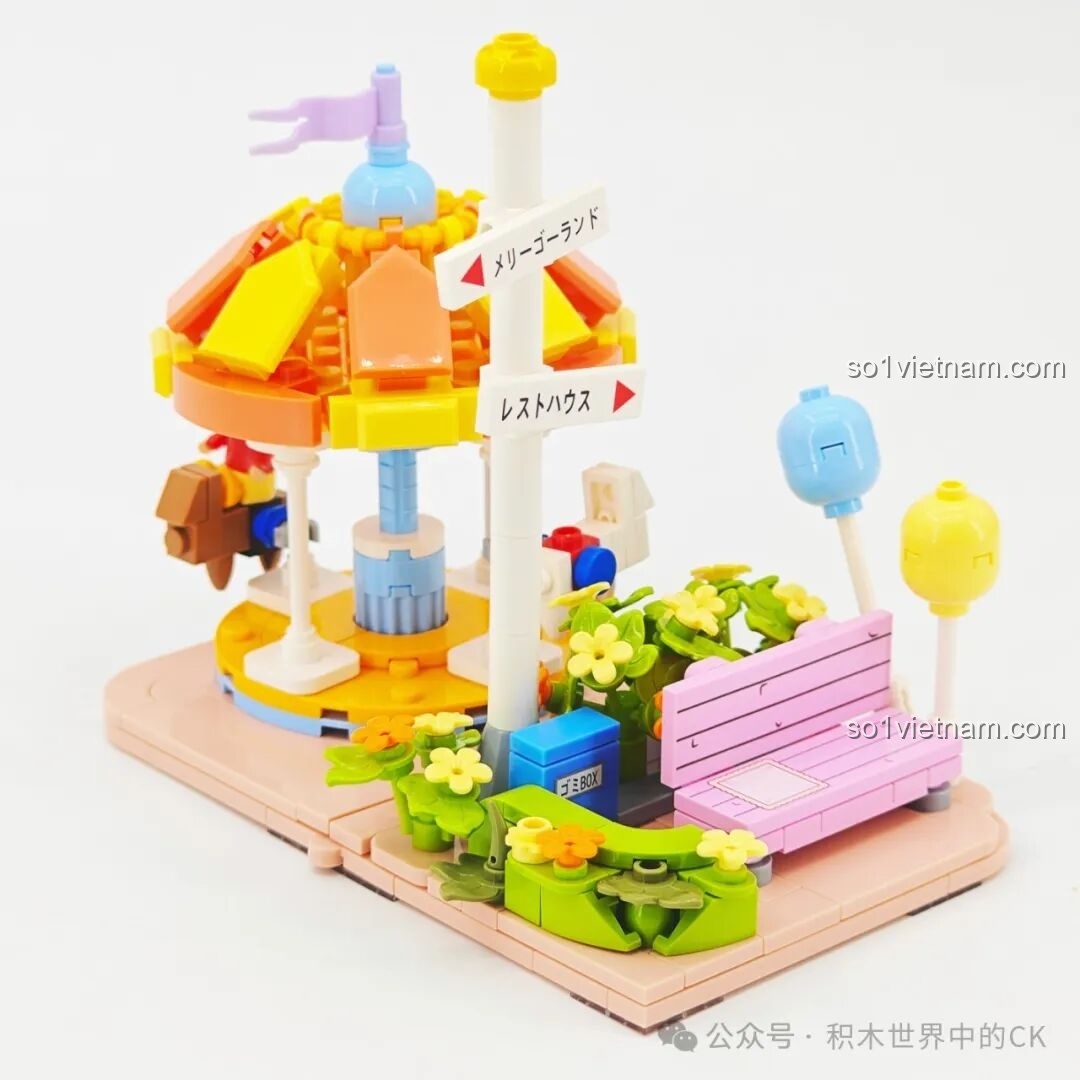 Shin-chan đang chơi trên vòng quay ngựa gỗ của bộ Keeppley K20622