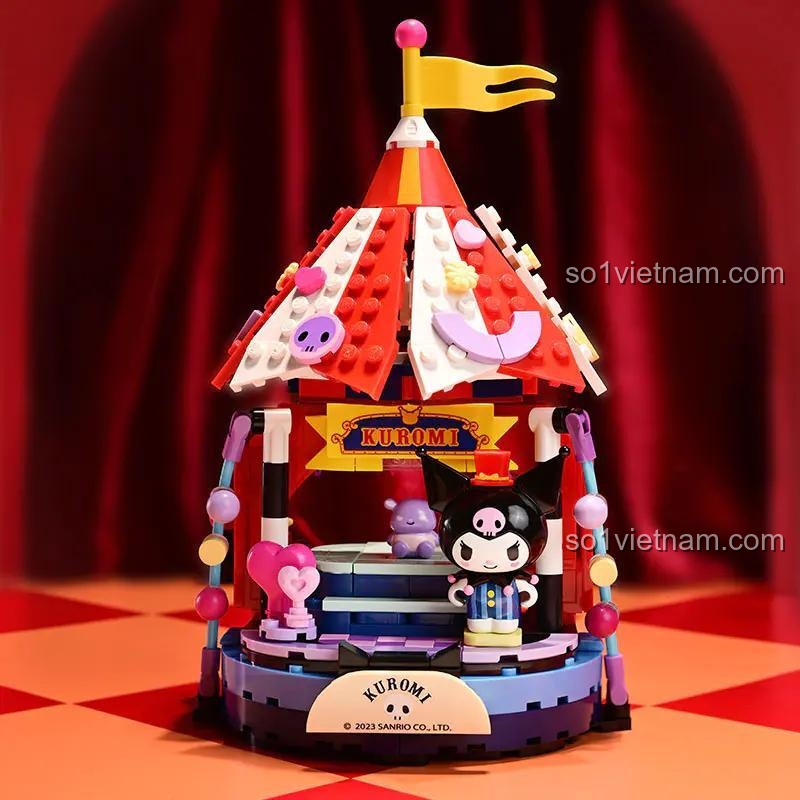 Góc nhìn nghiêng của bộ xếp hình Kuromi Sanrio 20827, cho thấy các chi tiết trang trí bên hông lều xiếc và nhân vật Kuromi.
