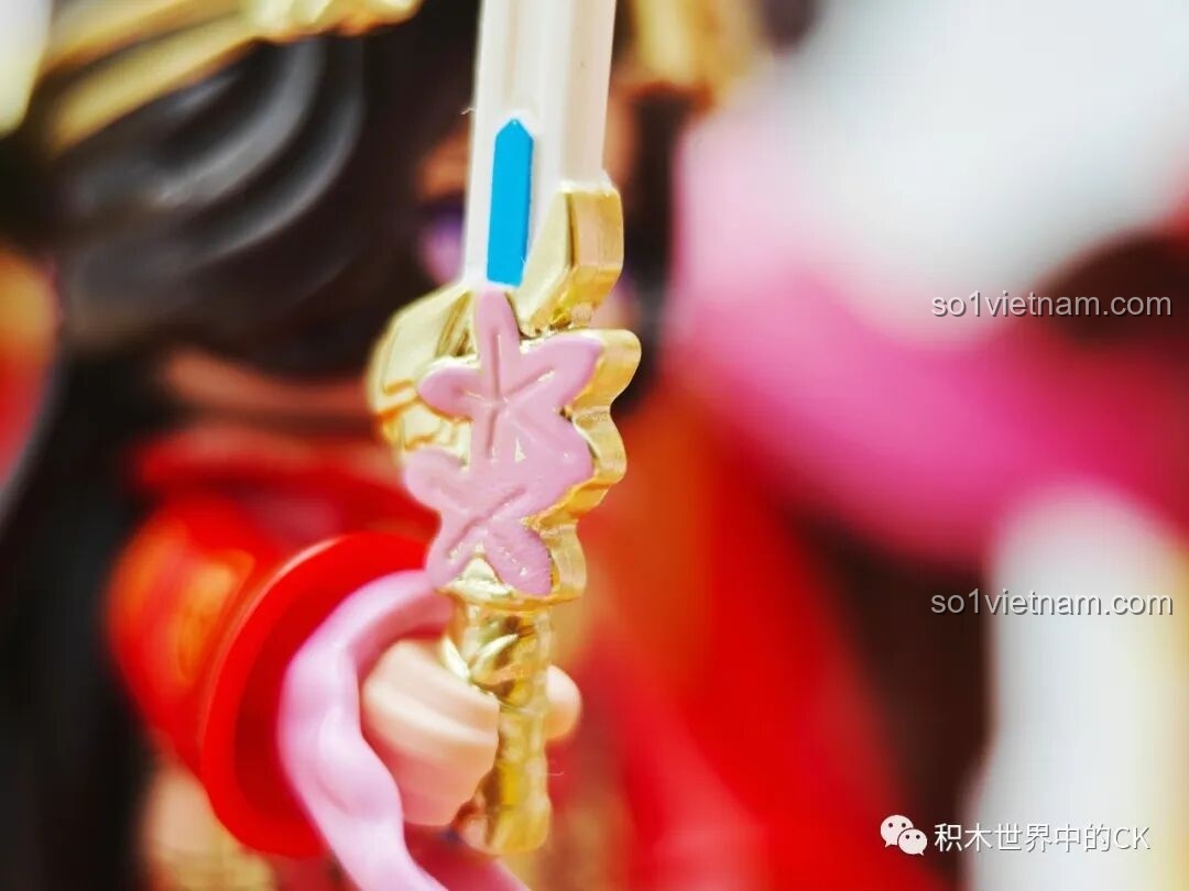 Cận cảnh chi tiết cây hoa đào với chim và đèn lồng trên bộ Keeppley K21105 