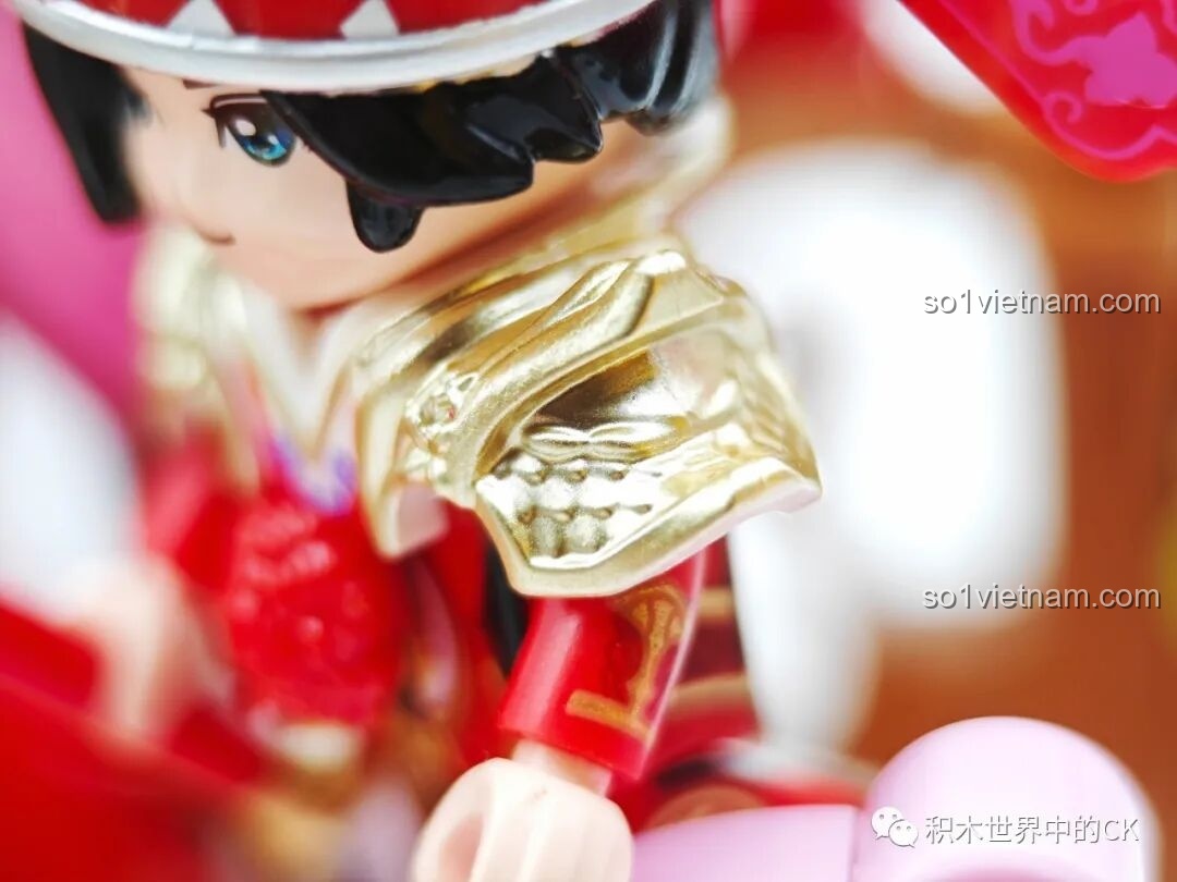 Cận cảnh chi tiết bàn trà và vòng tròn trung tâm trên bộ Keeppley K21105 