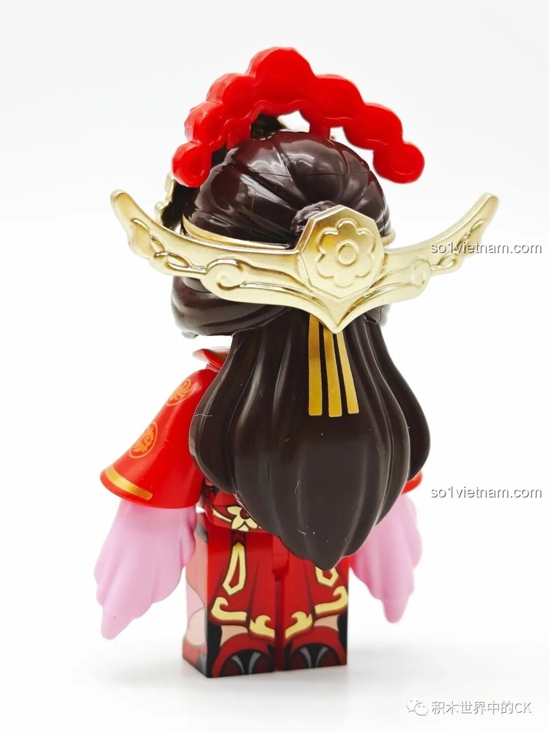 Cận cảnh các chi tiết trang trí như đèn lồng và hoa trên bộ Keeppley K21105 