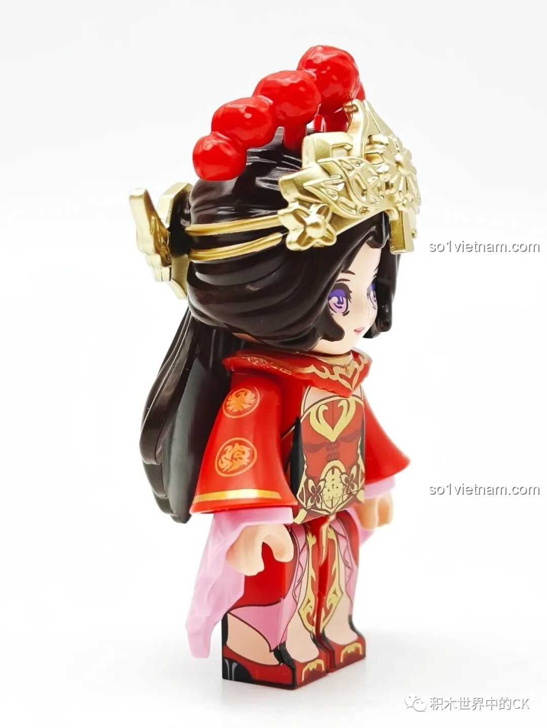 Cận cảnh cây hoa đào với chim và đèn lồng trên bộ Keeppley K21105 