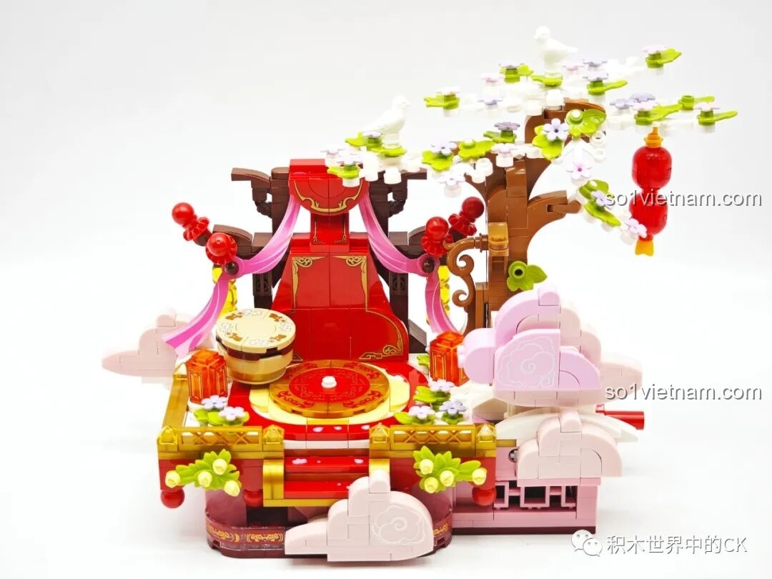 Cận cảnh chi tiết bàn trà và vòng tròn trung tâm trên bộ Keeppley K21105 