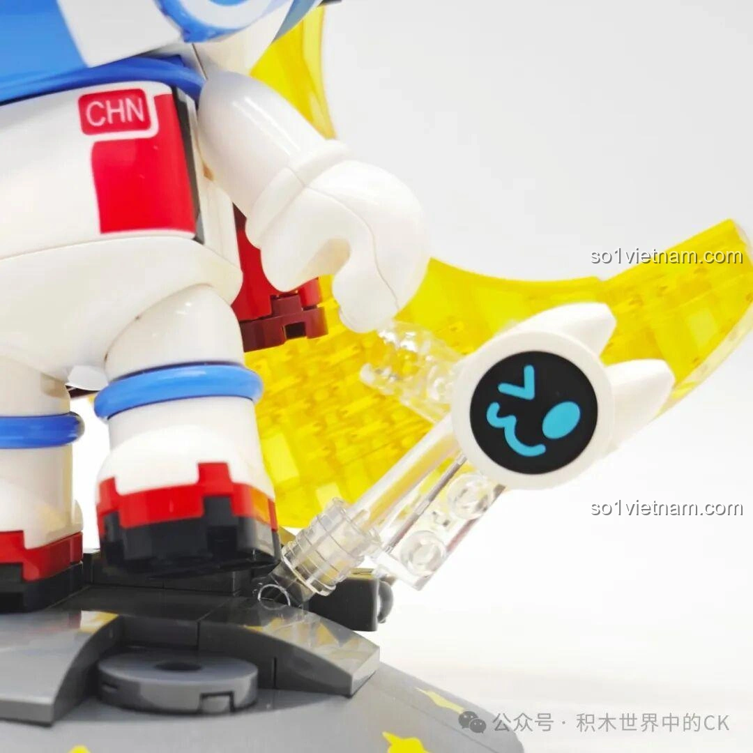 Cận cảnh chi tiết chân và bệ đỡ của Lỗ Ban Thất Hào Mộng Ước Không Gian K21107, với các ngôi sao nhỏ trang trí.