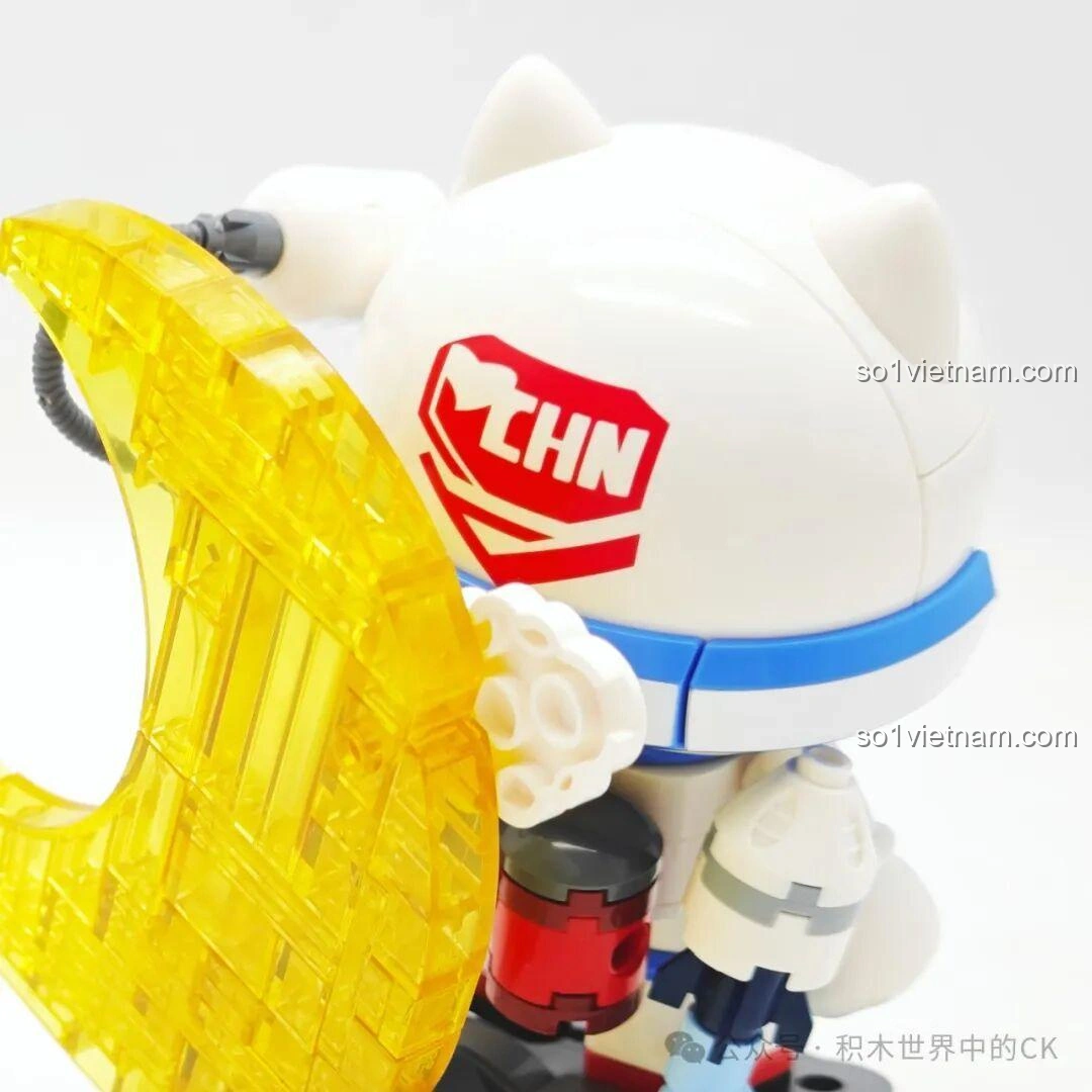 Cận cảnh phần lưng và thiết bị bay của Lỗ Ban Thất Hào Mộng Ước Không Gian K21107, với logo CHN và chi tiết tên lửa.