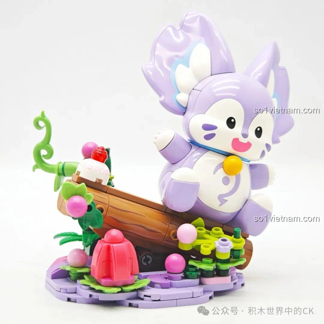 Mộng Kỳ Nhập Mộng Chi Linh K21109 từ Keeppley ở góc nghiêng, thể hiện chi tiết đôi tai lớn và chiếc chuông nhỏ.