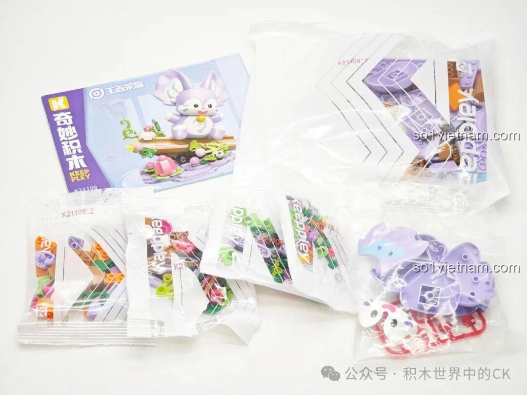 Mô hình hoàn chỉnh của Mộng Kỳ Nhập Mộng Chi Linh K21109 từ Keeppley, với chú thỏ tím ngồi trên khúc gỗ và cảnh quan rừng.